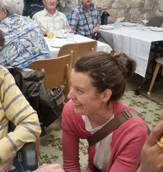 Volontør Marcela Vid i samtale med en Holocaust overlevende