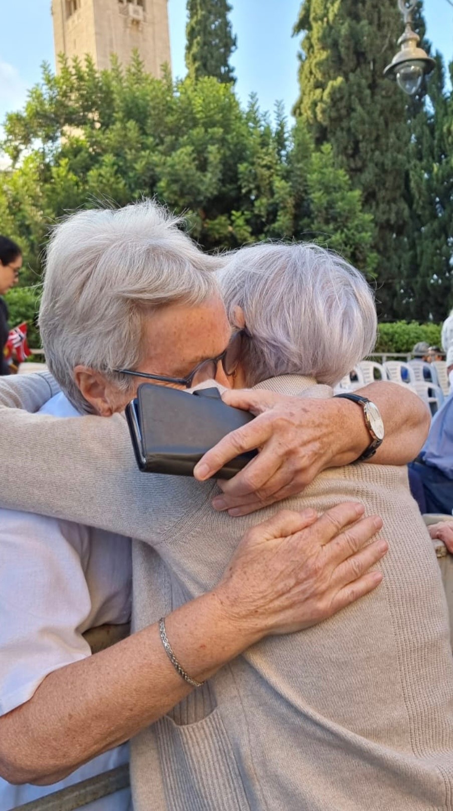 En av våre volontører gir en Holocaust overlevende en klem