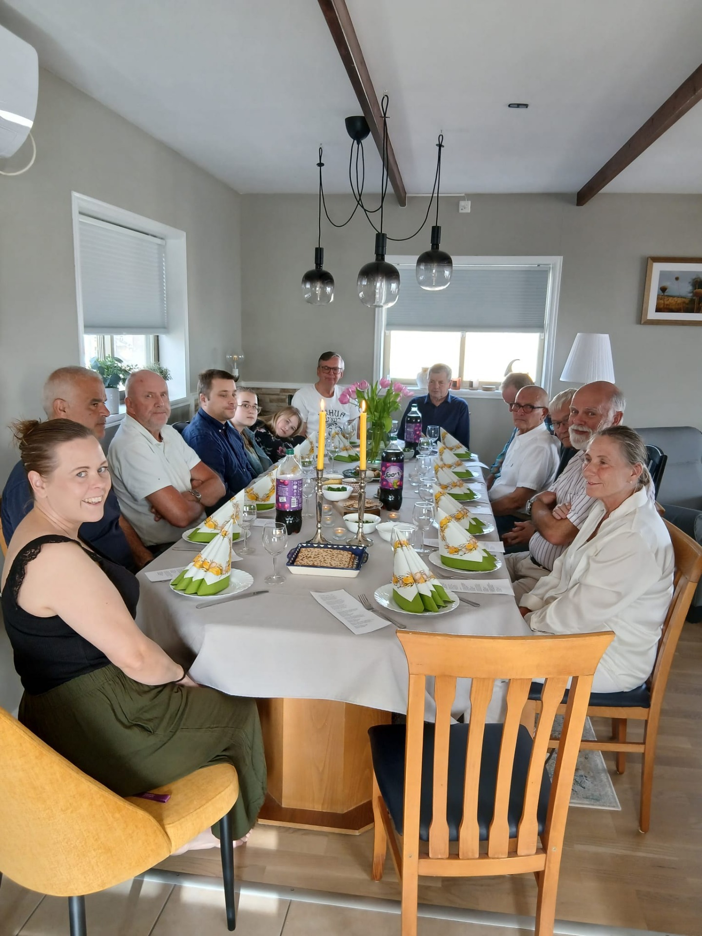 Alle samlet til påskemåltid.