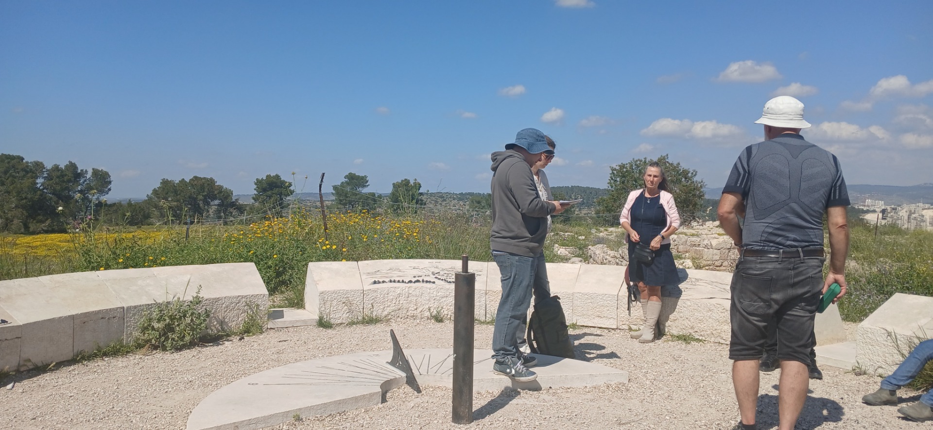 Truls forteller ivrig om Tel Azekah