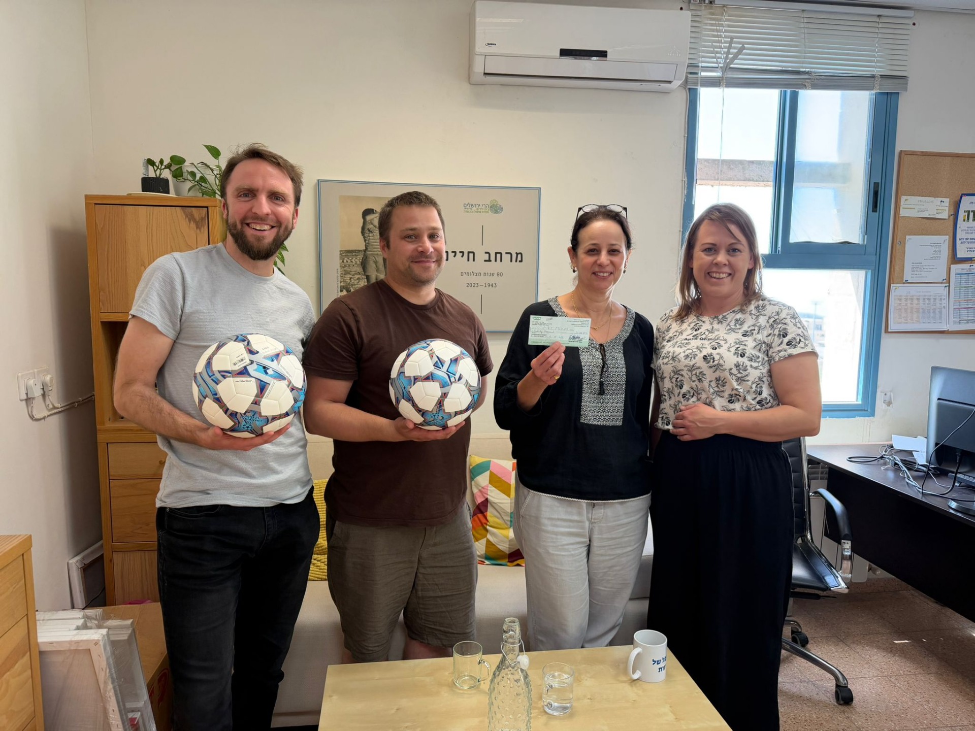 Iselin og Truls har overgitt en pengegave og fotballer. 