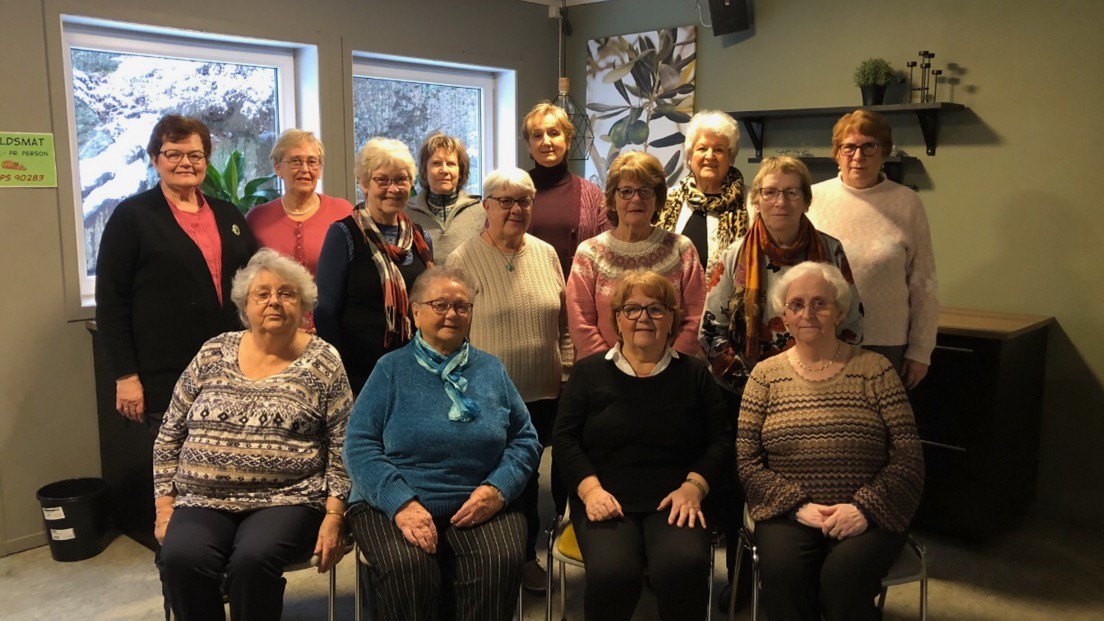 Strikkedamene i Mandal. Foran fra venstre: Berit Gundersen, Rigmor Johansson, Solveig Knutsen, Inger Liss Skjønberg. Videre Berit Holte, Karin Jørgensen, Bjørg Tjomsland, Eli Skjøling stad, Inger Grete Skaardal, Anne May Thomassen, Grethe Skretting, Turid Sneve, Inger Søgaard Grimestad, Anne Jakobsen. Solveig Larsen og Solveig Stensland var ikke der da bildet ble tatt.